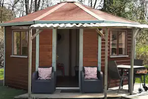 Camping de L'Étang du Goulot Camping de L' Étang du Goulot - Mobilheim mit Terrasse auf dem Campingplatz