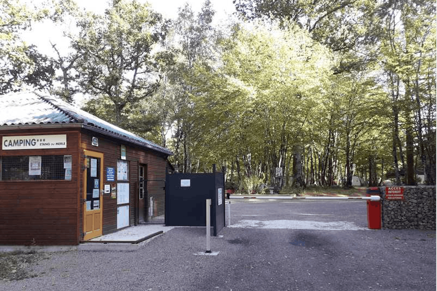 Camping de l' Étang du Merle - Einfahrt des Campingplatzes