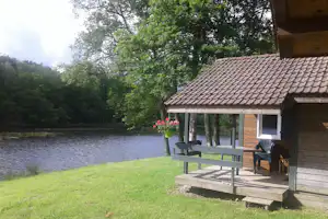 Camping de l' Étang du Merle - Mobilheim am Ufer des Flusses