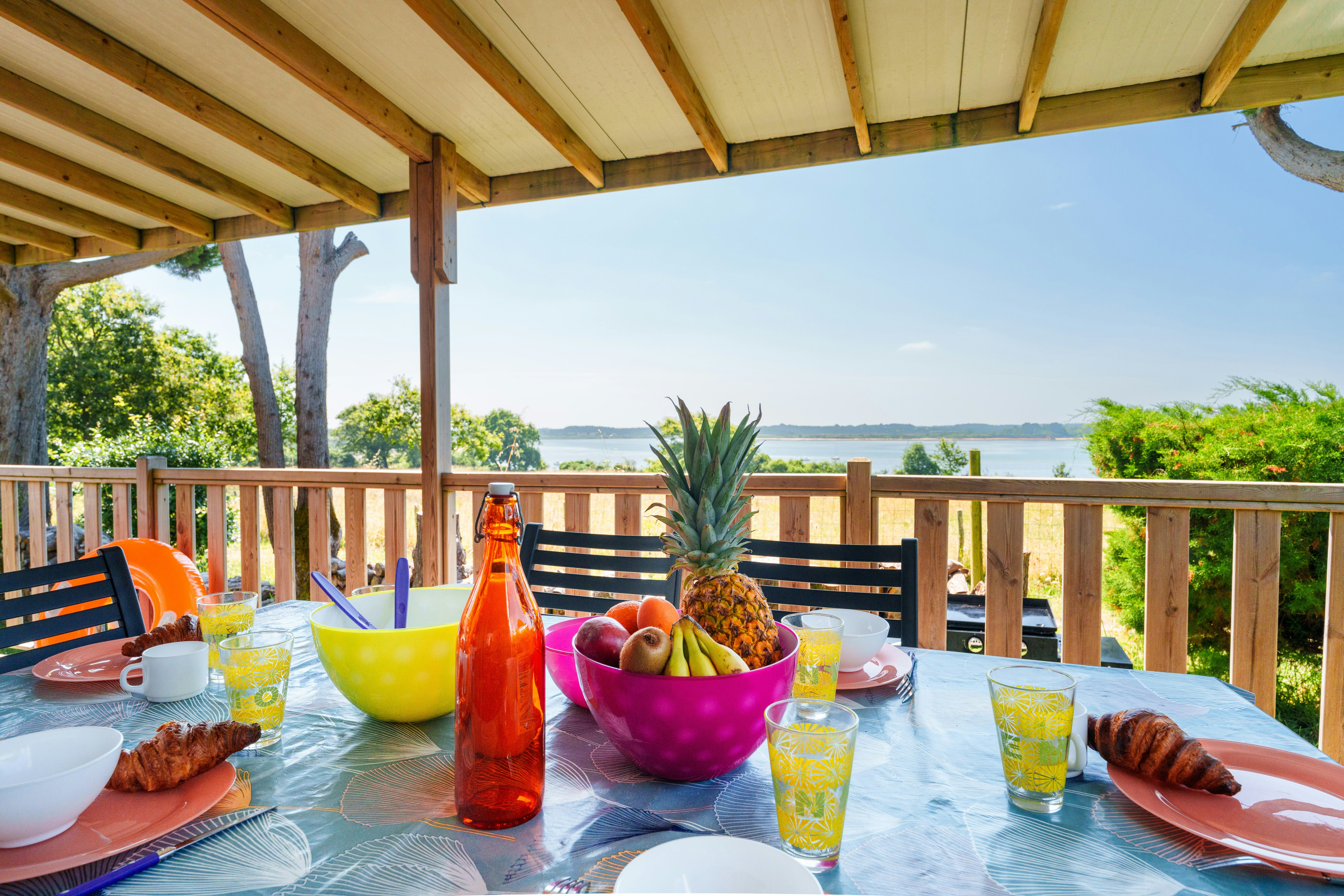 Camping de la Baie  - Ausblick auf das Meer von der Terrasse eines Mobilheims aus