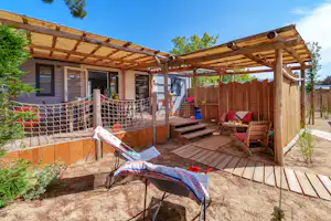 Camping de la Baie - Mobilheim mit Terrasse auf dem Campingplatz