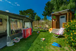 Camping de la Baie - Standplatz mit Wohnwagen und WC Häuschen