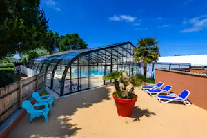 Camping de la Baie- Teleskopischer Schwimmbadüberdachung auf dem Campingplatz