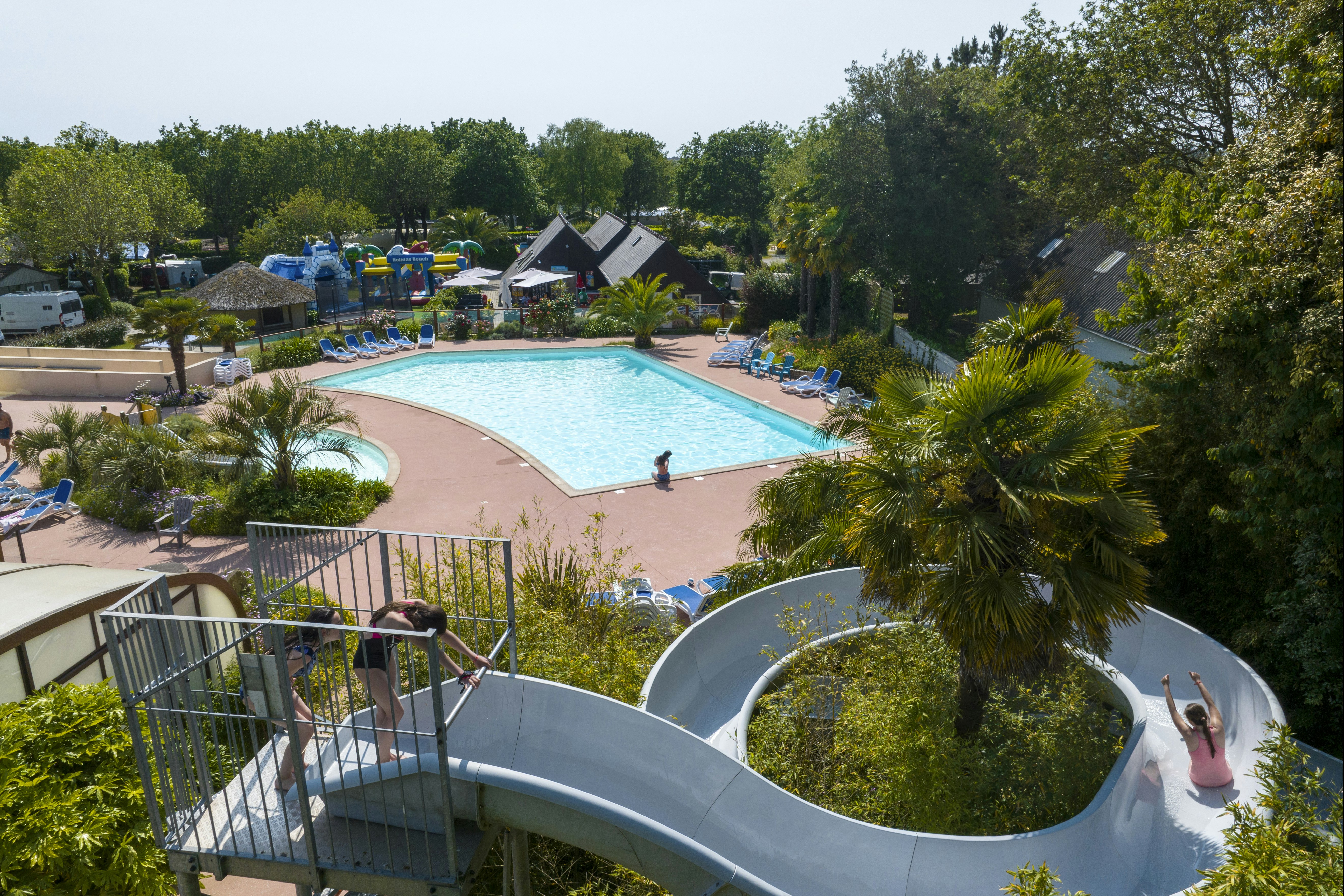 Camping de la Baie de Douarnenez  Yelloh! Village La Baie de Douarnenez - Freibad mit Rutsche auf dem Campingplatz