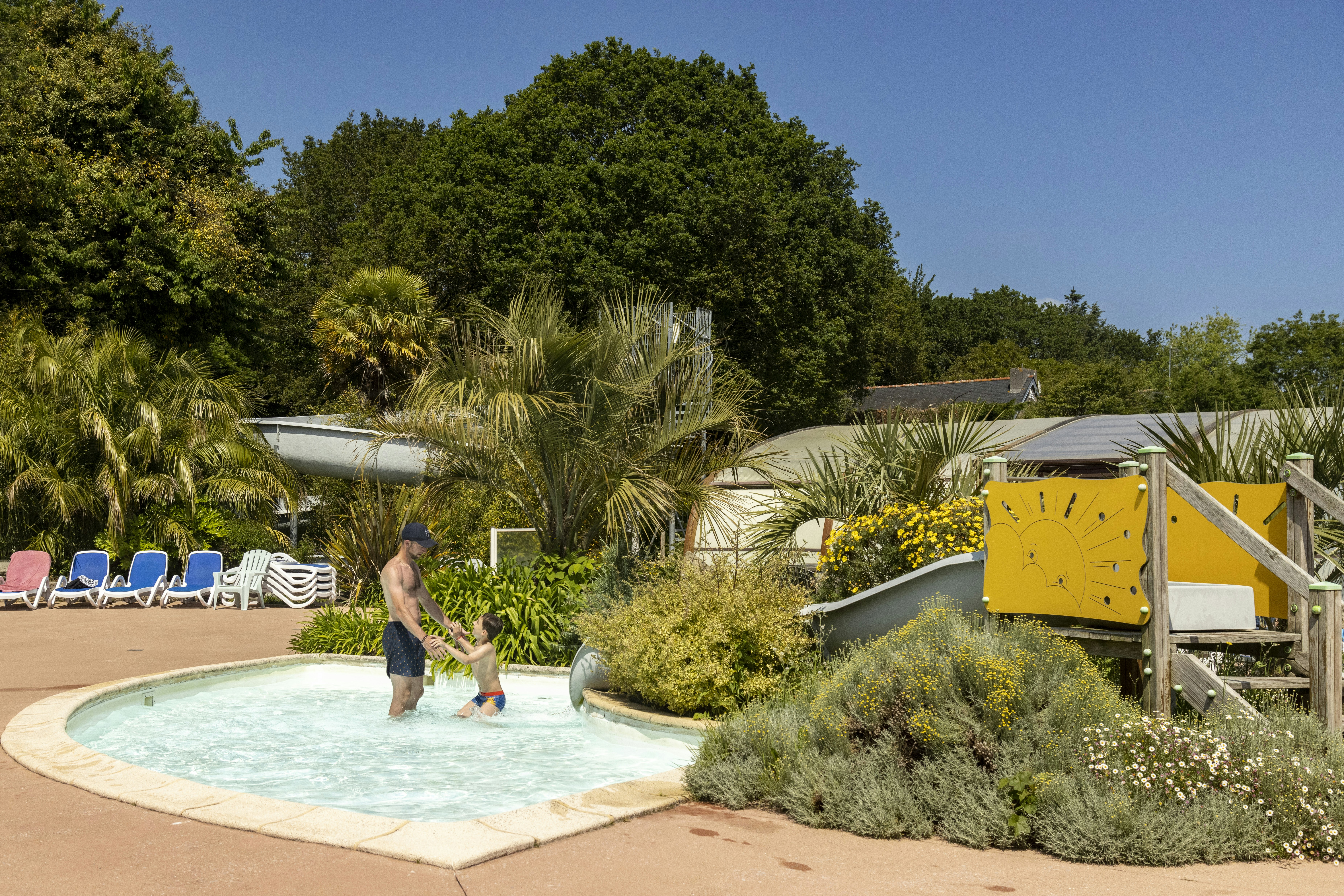 Camping de la Baie de Douarnenez  Yelloh! Village La Baie de Douarnenez - Kinderbereich im Freibad auf dem Campingplatz
