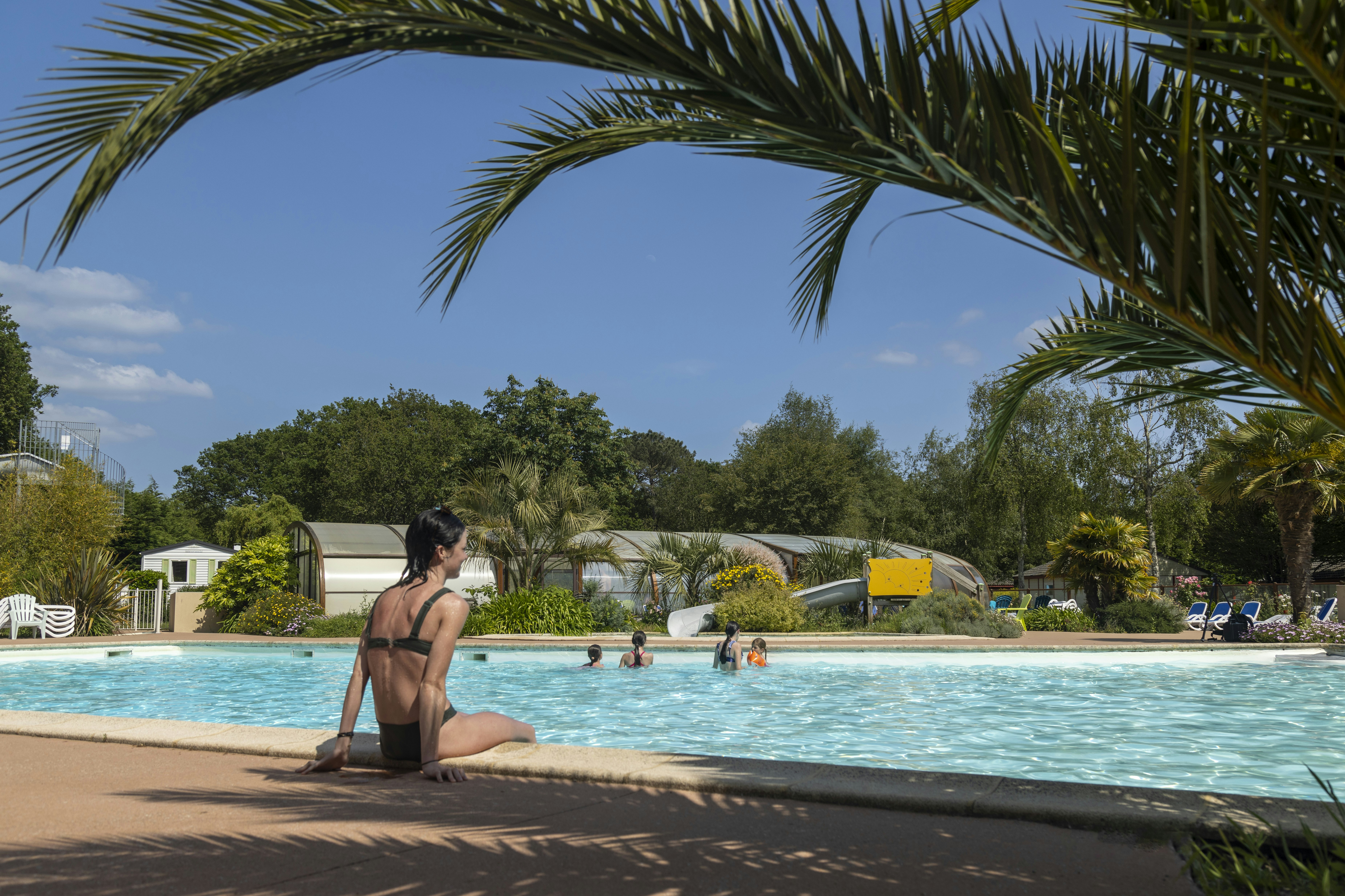 Camping de la Baie de Douarnenez  Yelloh! Village La Baie de Douarnenez - Pool im Freien auf dem Campingplatz