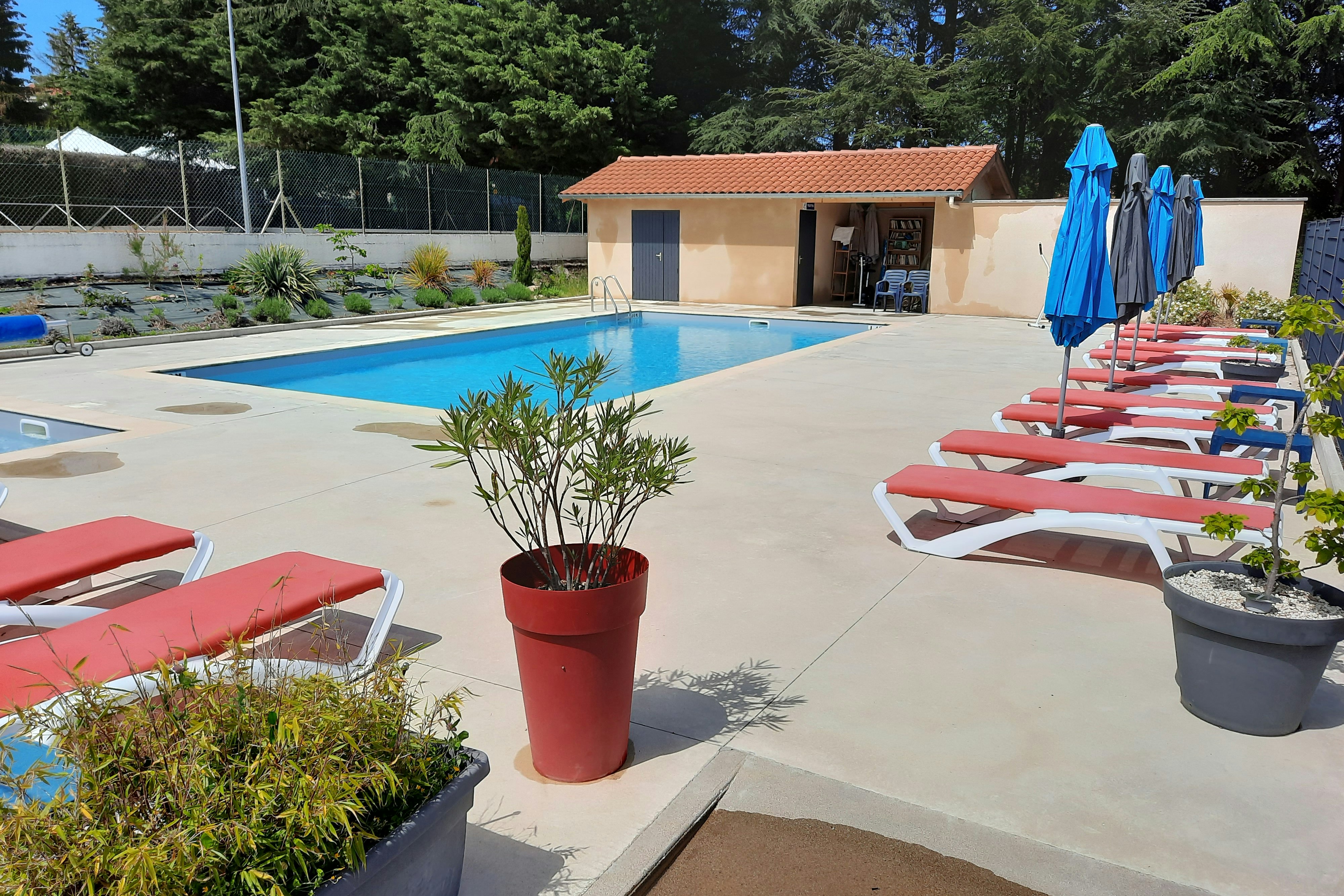 Camping de la Belle Etoile - Pool mit Sonnenliegen auf dem Campingplatz
