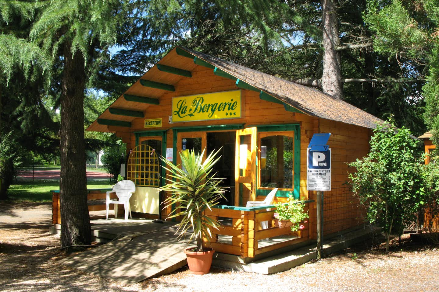 Camping de La Bergerie  -  Rezeption vom Campingplatz zwischen Bäumen