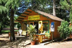 Camping de La Bergerie - Rezeption vom Campingplatz zwischen Bäumen