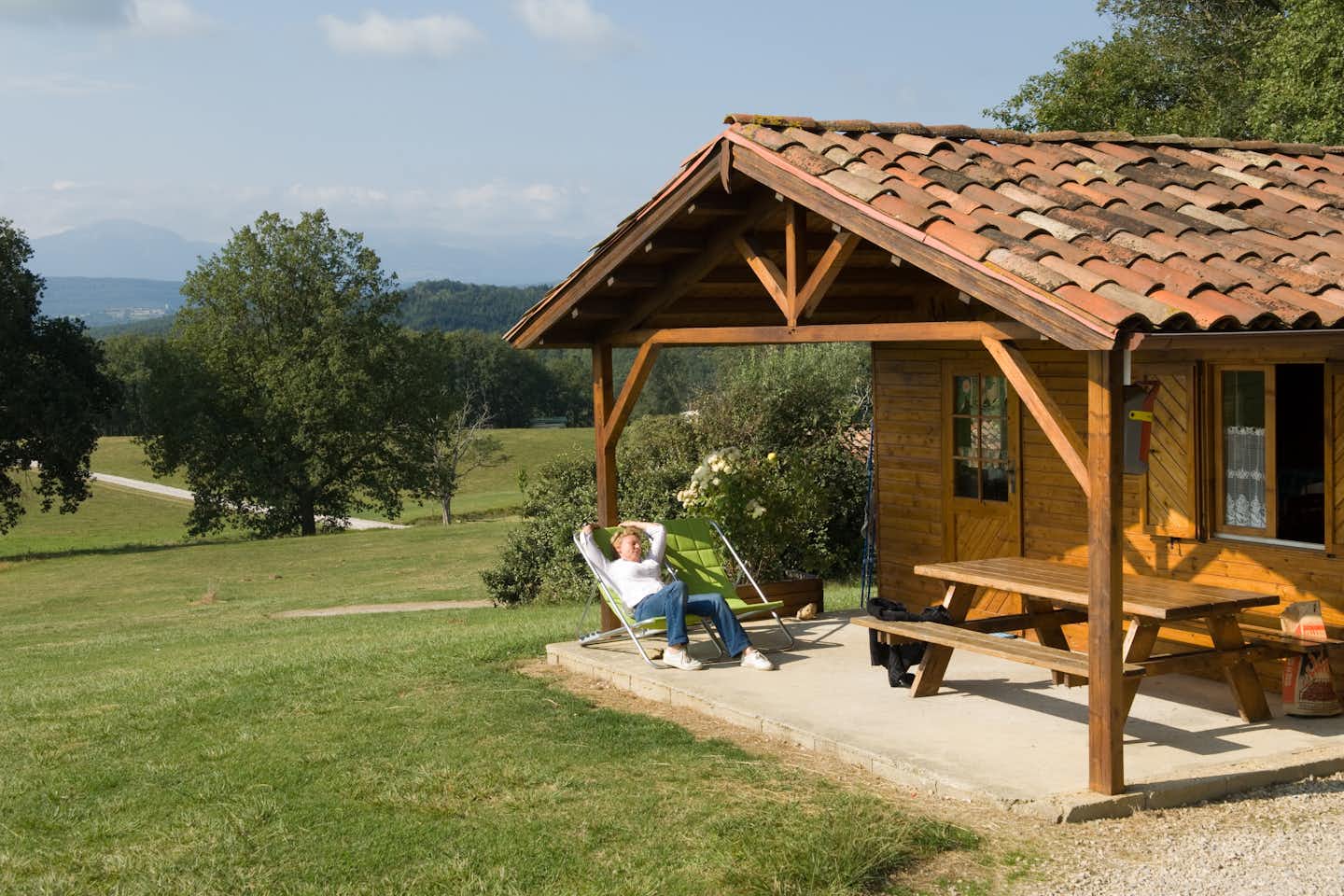 Camping de La Besse - Chalet mit terrasse im Grünen auf dem Campingplatz