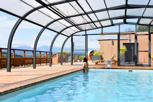 Camping de La Besse - Hallenschwimmbad mit Bergblick