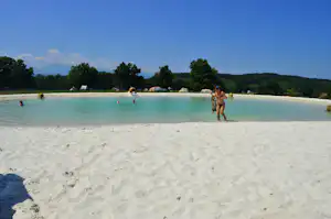 Camping de La Besse - Naturschwimmbad mit Sandstrand auf dem Campingplatz