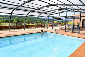 Camping de La Besse - Schwimmbad mit Panoramafenster und Terrasse