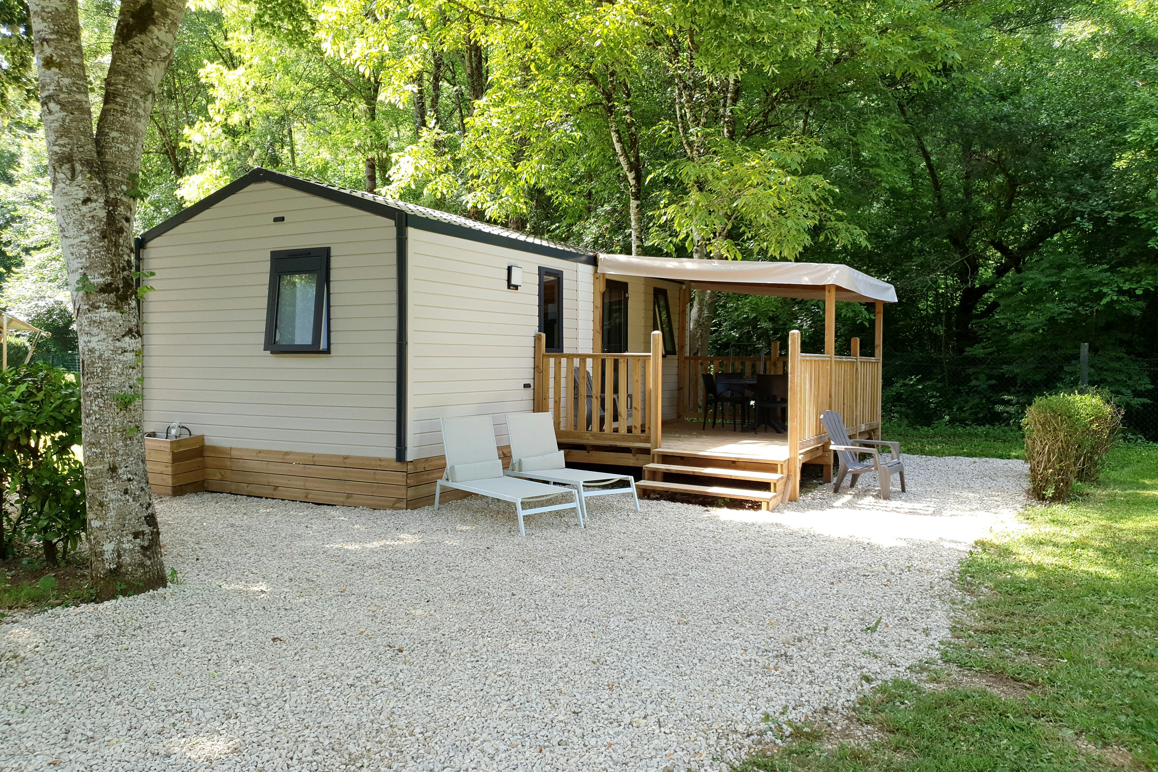 Camping de la Bonnette - Mobilheim mit Terrasse