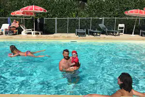 Camping de la Bonnette - Swimmingpool mit Liegen und Sonnenschirmen