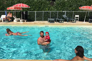 Camping de la Bonnette - Swimmingpool mit Liegen und Sonnenschirmen