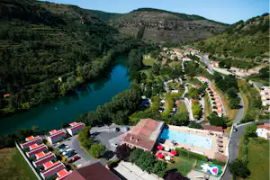 Camping de La Cascade - Campingplatz aus der Vogelperspektive