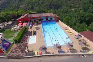 Camping de La Cascade - Pool auf dem Campingplatz aus der Vogelperspektive
