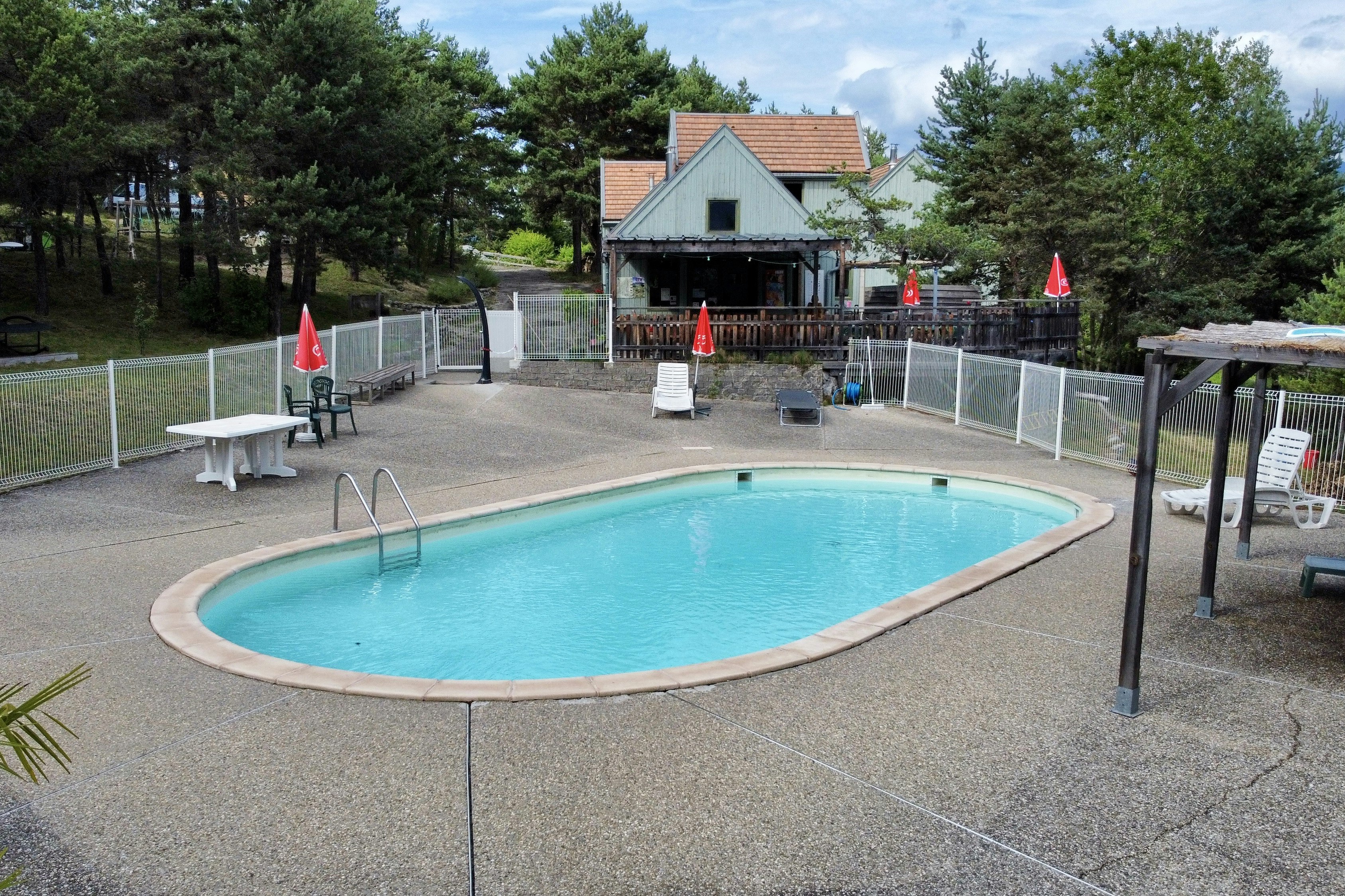 Camping de la Chabannerie  Camping la Chabannerie  - Pool im Freien mit Liegestühlen und Sonnenschirmen