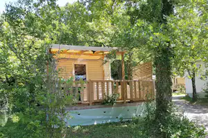 Camping de la Colline - Mobilheim im Schatten der Bäume