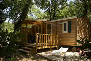 Camping de la Colline - Mobilheim mit Veranda im Grünen auf dem Campingplatz