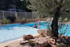 Camping de la Colline - Planschbecken und Pool auf dem Campingplatz