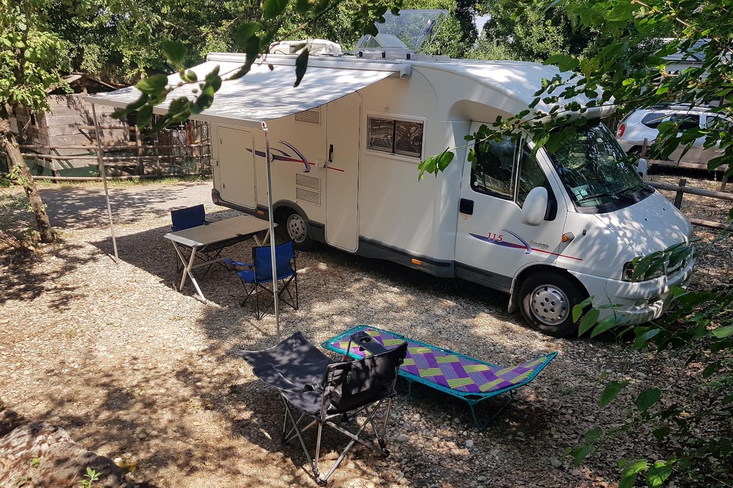 Camping de la Colline - Wohnmobilstellplätze im Schatten der Bäume