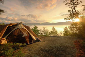 Camping de la Croix Saint-Martin - Zelt auf dem Stellplatz vom Campingplatz am Ufer des Sees im Grünen