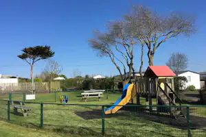 Camping de La Côte des Légendes - Kinderspielplatz mit Rutschen und Kletterburg
