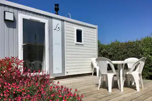 Camping de La Côte des Légendes - Mobilheim mit Veranda auf dem Campingplatz