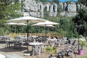 Camping de la Falaise - Restaurant mit Terrasse auf dem Campingplatz