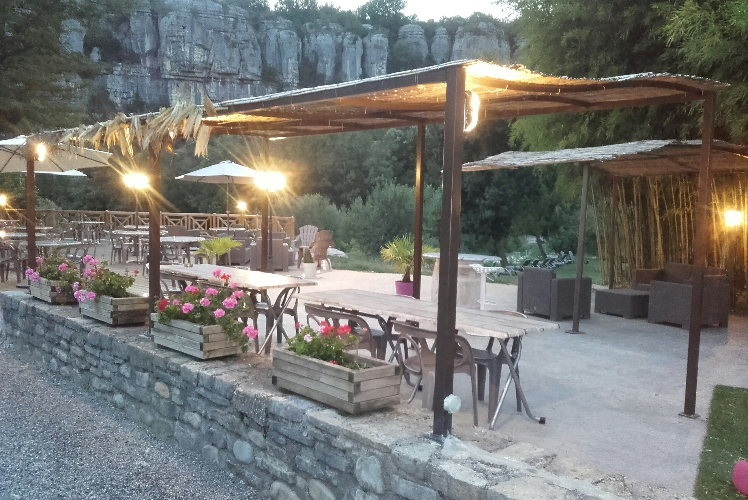 Camping de la Falaise  - Restaurant mit Terrasse auf dem Campingplatz