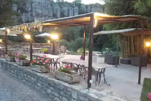 Camping de la Falaise - Restaurant mit Terrasse auf dem Campingplatz
