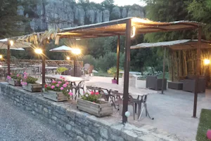 Camping de la Falaise - Restaurant mit Terrasse auf dem Campingplatz