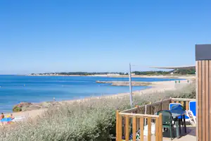 Camping de la Falaise - Mobilheim vom Campingplatz mit Veranda am Strand vom Atlantik