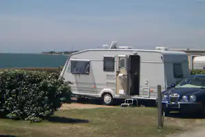 Camping de la Falaise - Wohnmobil auf dem Stellplatz vom Campingplatz mit Meerblick