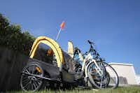Camping de la Falaise  - Fahrräder auf dem Wohnwagen- und Zeltstellplatz vom Campingplatz