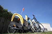 Camping de la Falaise  - Fahrräder auf dem Wohnwagen- und Zeltstellplatz vom Campingplatz