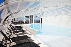 Camping de la Falaise - Indoor Pool auf dem Campingplatz mit Liegestühlen