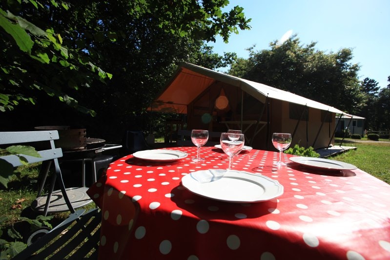 Camping de la Ferme de Croas-Men - Picnick-Tisch auf dem Campingplatz