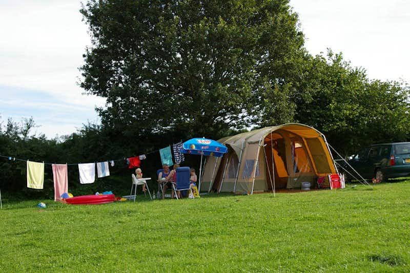 Camping de la Ferme de Croas-Men - Zelt auf dem Stellplatz mit Wäscheleine und Campern
