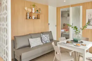 Camping de la Fontaine- Camping de La Fontaine - Innenansicht eines Mobilheims mit Wohnzimer