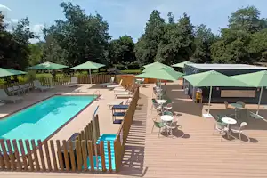 Camping de la Fontaine- Camping de La Fontaine - Pool im Freien mit Liegestühlen und Sonnenschirmen