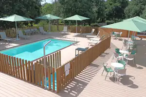 Camping de la Fontaine- Camping de La Fontaine - Pool im Freien mit Liegestühlen und Sonnenschirmen