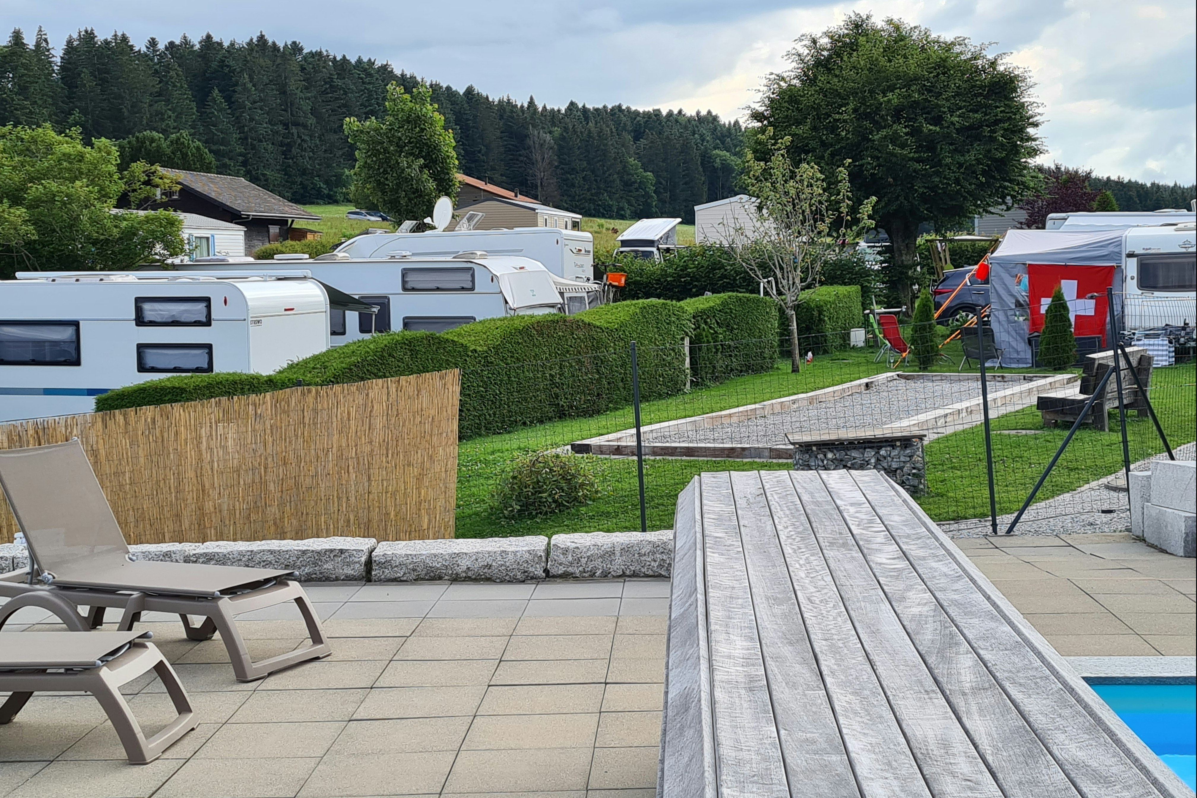 Camping de la Forêt  Camping de la Forêt SA - Liegestühle am Pool des Campingplatzes