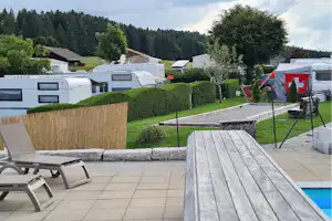 Camping de la Forêt Camping de la Forêt SA - Liegestühle am Pool des Campingplatzes