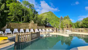 Camping de la Forêt - Freibad mit Liegestühlen auf dem Campingplatz
