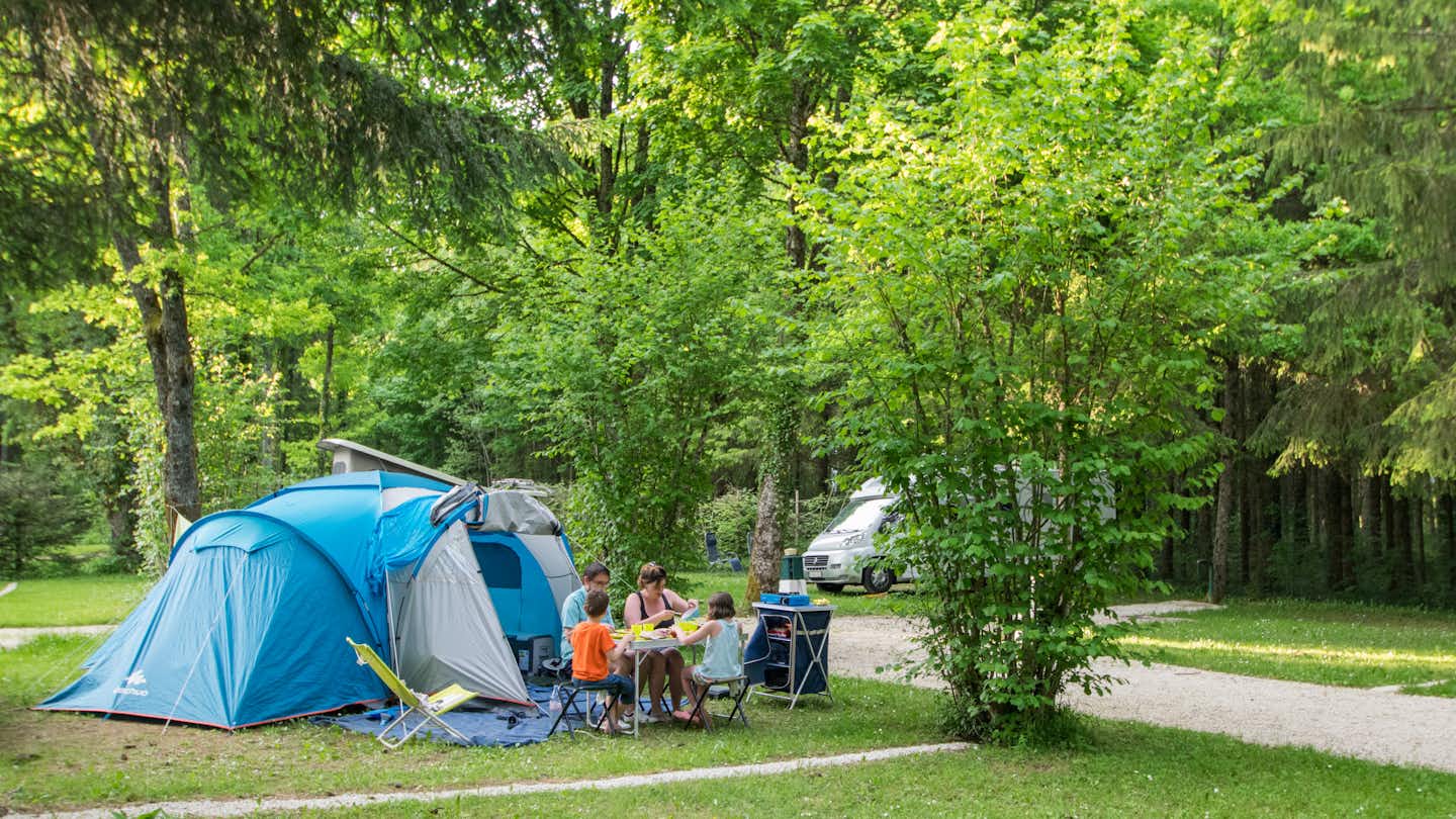 Camping de la Forêt - Zeltplatz und Wohnwagenbereich mit Campern vor ihrem Zelt