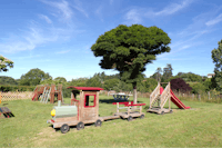 Camping de la Gartempe - Kinderspielplatz mit Holzlokomotive, Rutsche und Tischtennisplatte