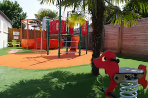 Camping de la Gères - Kinderspielplatz mit Rutsche und Trampolin